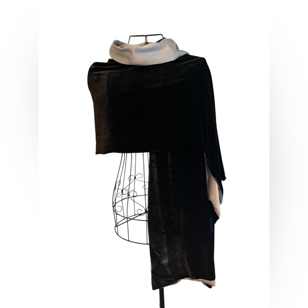Vintage Black Velvet Wrap with Silver Satin Lining – Elegant Formal Occasion